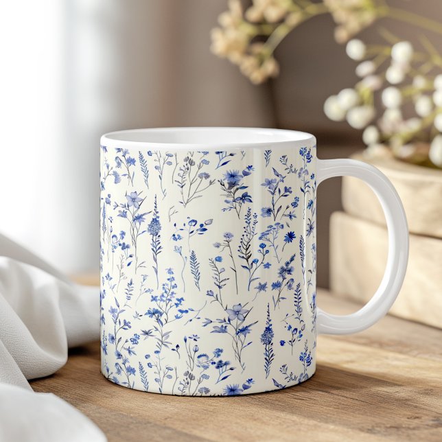 Boho Navy Blue Watercolor Wildblommor Kaffemugg (Boho Navy Blue Watercolor Wildflowers Coffee Mug on a boho wooden table.)