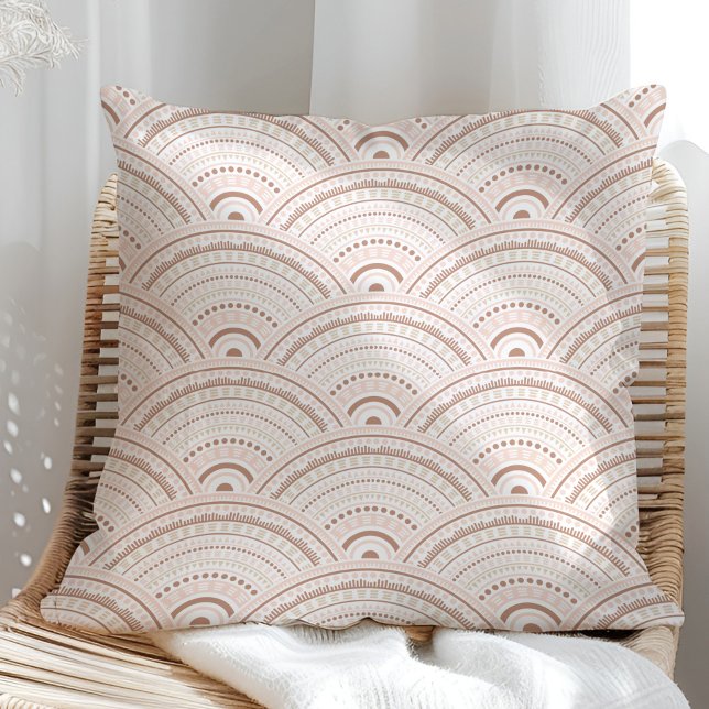 Boho Neutral Regnbågsmönstrat Kuddvarv Kudde (Boho Neutral Rainbow Pattern Pillow in a sunny rattan armchair.)