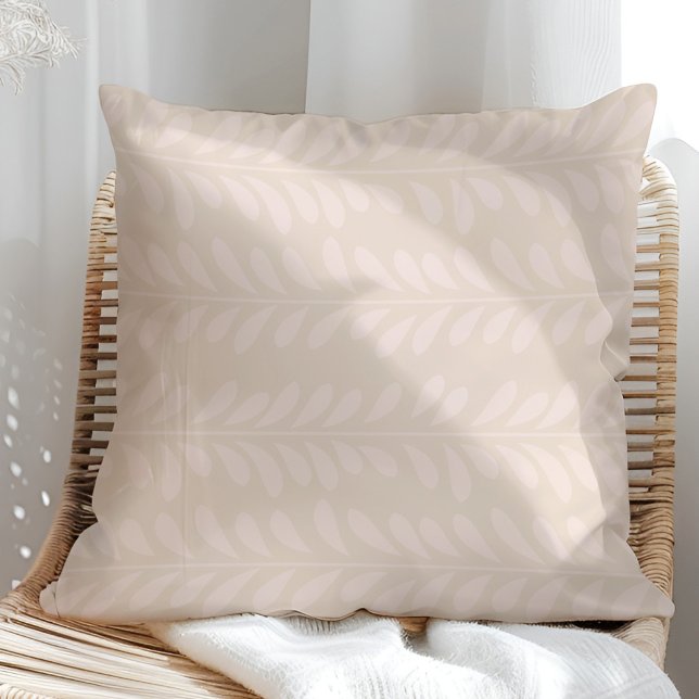 Boho Neutralt Abstrakt Löv Kudde (Boho Neutral Abstract Leaves Throw Pillow in a sunny rattan armchair)