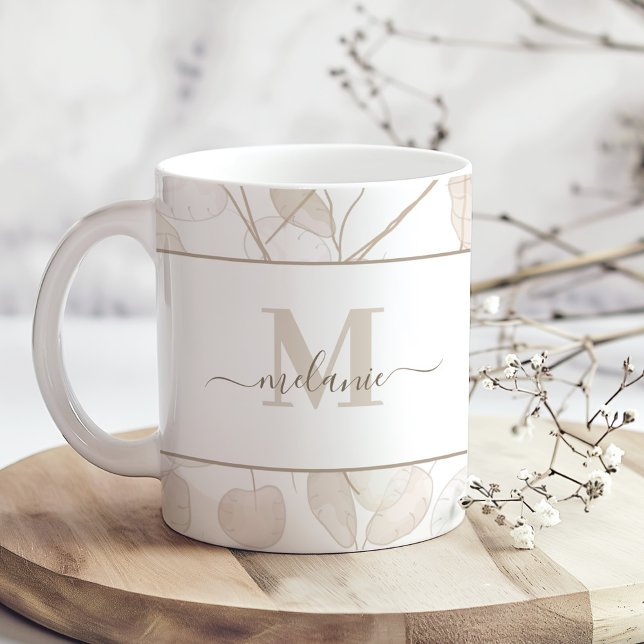 Boho Neutralt Lunaria Anpassningsbar Monogram och  Kaffemugg (Boho Neutral Lunaria Custom Monogram and Name Mug on a sunny boho wooden kitchen table.)