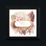 Boho Oasis Bröllop Blommigt Bridesmaid ID959 Minnesask<br><div class="desc">Ta ut kkasbahs värme till bröllop med denna ökeninspirerade uppsamling av bröllop som har en färg-palett från mjuk sand och ro guld till djup nedbränd koppar. Exotiska torkade botaniska ämnen, subtila bågformer och bakgrunder för eterisk vattenfärg läggs till i mystiken. I den här presentlådan i bröllop finns det inslag som...</div>