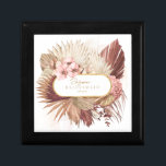 Boho Oasis Bröllop Blommigt Bridesmaid ID959 Minnesask<br><div class="desc">Ta ut kkasbahs värme till bröllop med denna ökeninspirerade uppsamling av bröllop som har en färg-palett från mjuk sand och ro guld till djup nedbränd koppar. Exotiska torkade botaniska ämnen, subtila bågformer och bakgrunder för eterisk vattenfärg läggs till i mystiken. I den här presentlådan i bröllop finns det inslag som...</div>