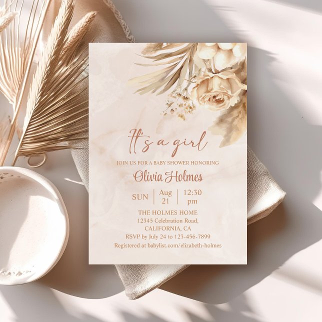 Boho Pampas Grass Blommigt Det är en flicka-babysk Inbjudningar (Boho Pampas Grass Floral It's a Girl Baby Shower Invitation on a neutral boho table.)