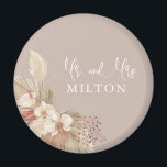 Boho Pampas Grass Neutralt Bröllop Magnet<br><div class="desc">Boho magnet keepsak som kan vara personlig med anpassningsbarnas efternamn. Neutralt och pampasgräs ger en underskattad elegans. Den här magnet skulle ge en underbar gåva till nylweds!</div>