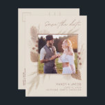 Boho Pampas Grass Photo Bröllop spara datum Meddelande Vykort<br><div class="desc">Boho-inspirerade vykort från bröllop spara datum i pampasgräs och färgadens utformning,  perfekt för det fria paret som planerar ett bohemskt bröllop. Anpassa med foto- och bröllop-information.

 Om du behöver hjälp eller har en anpassningsbegäran kontaktar du mig med hjälp av knappen nedan. Jag vill hjälpa kärlek.</div>