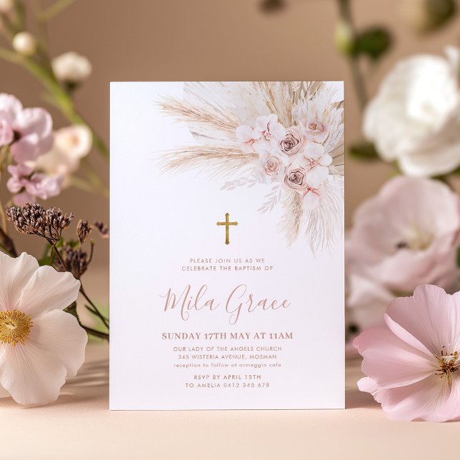 Boho Pampas Rosa Girl Girl Blommigt Baptism Christ Inbjudningar (Boho Floral Girls Baptism Invitation with faux gold cross and pink flowers)