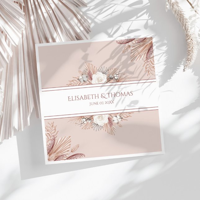 Boho Pampasgräs Bröllop  Pappersservett (Boho Pampas Grass Wedding Napkins on a sunny white table with dry palm leaf.)