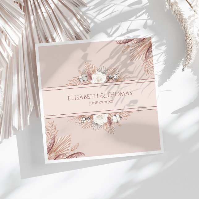 Boho Pampasgräs Bröllop  Pappersservett (Boho Pampas Grass Wedding Napkins on a sunny white table with dry palm leaf.)