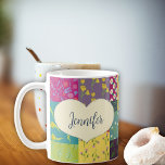Boho Patchwork Quilt and Heart Shape Personlig Kaffemugg<br><div class="desc">Det här söt mugg är redo att vara personlig med ett namn i skript eller kursiv stil och har en gräddhjärtformad grafik av färgad som ställs in mot en illustration i stil på en färgstark karossfläck. Hjärtat och namn finns på båda sidor om mugg.</div>