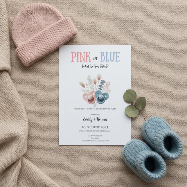 Boho Pink or Blue Gender Reveal Inbjudningar (Gender reveal invitation on beige knit blanket with pink hat, blue booties and eucalyptus)