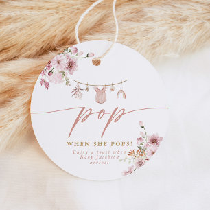 Boho Pop När Hon Fyller På Babykalas Champagne Gåvor Etiketter