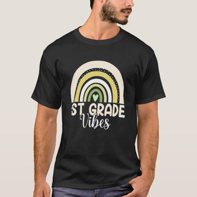 Boho Rainbow First Grade Vibes 1st Teachers Back T Shirt (Framsida)