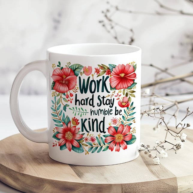 Boho Red-inspiration för Blommigten Work Hard Kaffemugg ("Work Hard" Boho Red Floral Inspiration Coffee Mug on a boho kitchen table with dry white flowers)