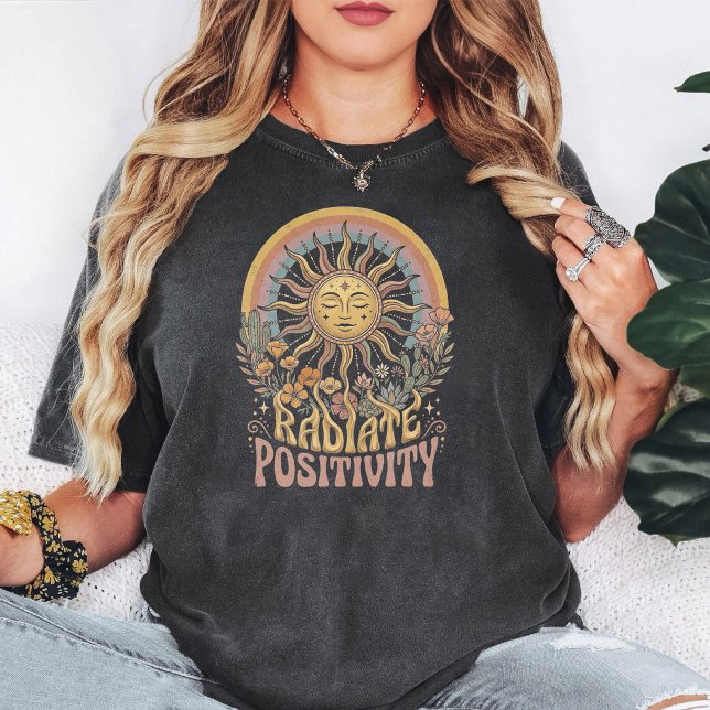 Boho Retro Sol Med Strålande Positivitet T Shirt (Skapare uppladdad)