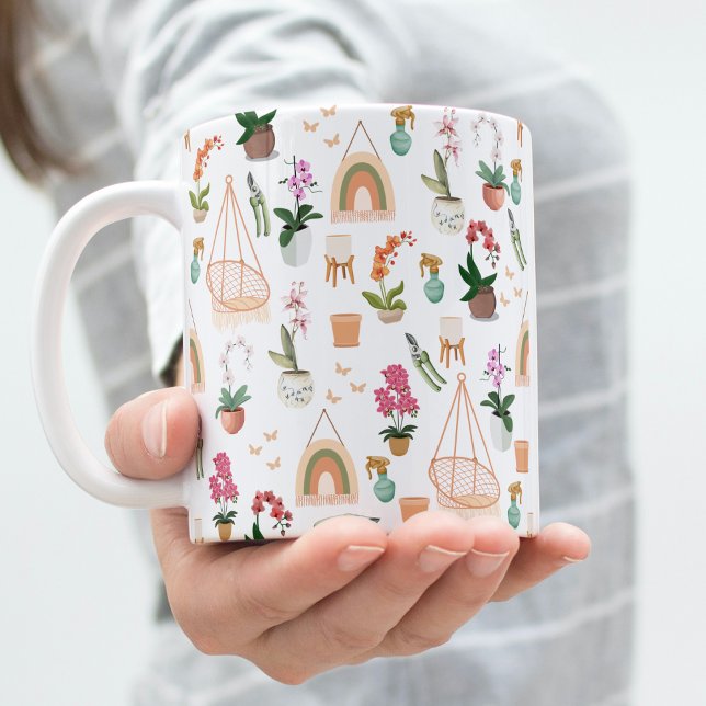 Boho Rosa & Peach Orchid Blommönster Mugg (Woman hand holding a Boho Orchid mug patter.)