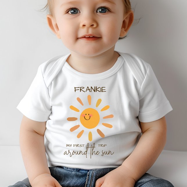 Boho-sommaren första Resa runt Sol-födelsedag T Shirt (Skapare uppladdad)