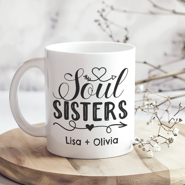 Boho Soul Sisters eget namn, bästa vän Kaffemugg (Boho Soul Sisters Custom Name Best Friend Coffee Mug on a sunny boho wooden kitchen table.)