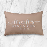 Boho Taupe Script Typography Personlig Mr. Mrs. Prydnadskudde<br><div class="desc">Boho Taupe Neutralt Earth Tones Script Bröllop Heart Arrows Mrs Dekorativ kudde personlig med lycklig parets efternamn,  & bröllop datum! Enkel att anpassa för perfekten till bröllop,  årsdagar,  första jul,  förlovning osv. Kontakta oss på cedarandstring@gmail.com om du behöver hjälp med designen eller matchande produkter.</div>