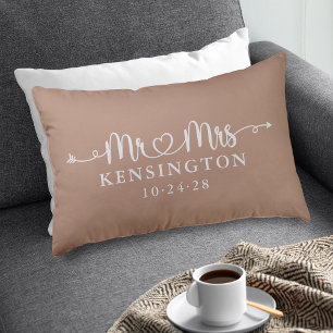 Boho Taupe Script Typography Personlig Mr. Mrs. Prydnadskudde