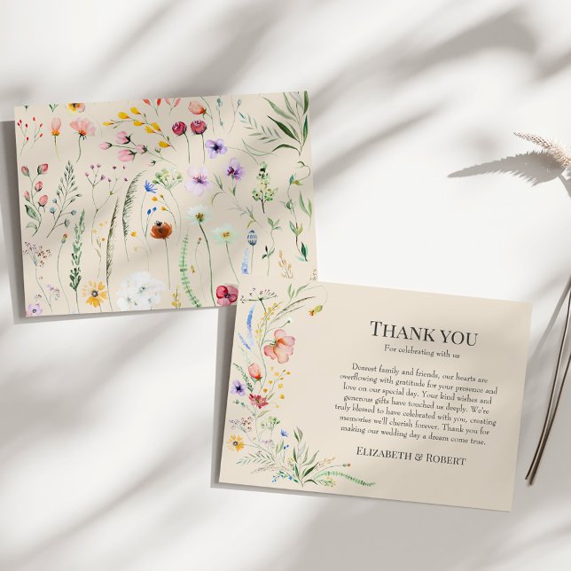 Boho Taupe Vildblommeäng Bröllop Tack Kort (Boho Taupe Wildflower Meadow Wedding Thank You Card on a sunny white table.)