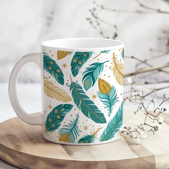Boho Teal och Guld Feathers Kaffemugg (Boho Teal and Gold Feathers Coffee Mug on a boho wooden kitchen table with tiny dry flowers)