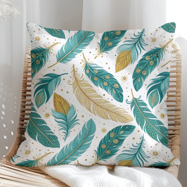 Boho Teal och Guld Feathers Kudde (Boho Teal and Gold Feathers Throw Pillow on a sunny boho rattan chair.)