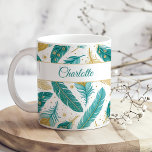 Boho Teal och Guld Feathers Script Namn Kaffemugg<br><div class="desc">Öka kaffepresterna med Boho Teal och Guld Feathers Script Namn Coffee Mugg, en personlig blandning av bohemisk elegans och lugnande stil. Mugg har snygga tealfjädrar som är accentuerade med guld-inspirerade detaljer, parade med ditt anpassningsbar-skript namn för en aning individualitet och charm. Oavsett om det är en gåva eller ett avtal...</div>