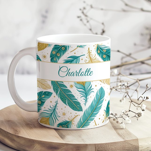 Boho Teal och Guld Feathers Script Namn Kaffemugg (Boho Teal and Gold Feathers Script Name Coffee Mugon a boho kitchen table with tiny white flowers)