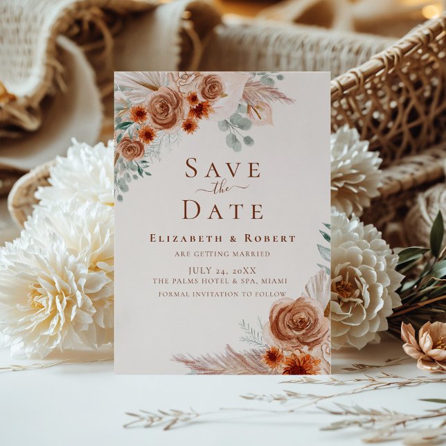 Boho Terracotta Blommig Pampasgräs Spara Datum Inbjudningar (Boho Terracotta Floral Pampas Grass Save the Date Invitation on a sunny table with boho flowers)