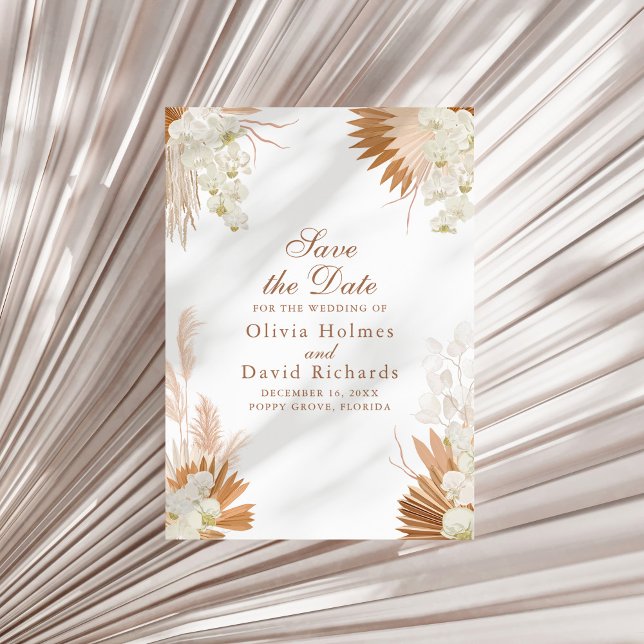 Boho Terracotta Pampas Grass Blommigt Bröllop Spara Datumet (Boho Terracotta Pampas Grass Floral Wedding Save The Date on a sunny neutral dry palm leaf.)