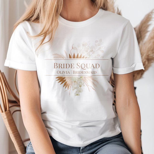 Boho Terracotta Pampasgräs Orkidé Brudtärna T Shirt (Boho Terracotta Pampas Grass Orchid Bride Squad T-Shirt on a young blond woman.)