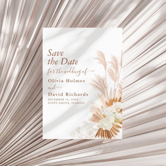 Boho Terracotta Pampasgräs Orkidé Spara Datum Datumet (Boho Terracotta Pampas Grass and Orchids Wedding Save The Date on a sunny neutral dry palm leaf.)