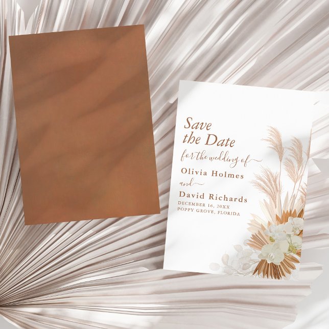 Boho Terracotta Pampasgräs Orkidé Spara Datum Datumet (Boho Terracotta Pampas Grass and Orchids Wedding Save The Date on a sunny neutral dry palm leaf.)