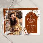 Boho Terracotta Photo 30års födelsedag Inbjudningar<br><div class="desc">Foto 30års födelsedag-festinbjudan i Terracotta brände orange och vitt. Snygg modern minimalistisk design med handmålade botaniska accenter och ditt foto. Med pampas-gräs, löv, ro och typsnitt för typskript. Trendigets bohemiskformaterade perfekt av ökentema för fall, vinter, vår eller sommar. Du kan välja utskrivna inbjudningar och/eller en digital mall för omedelbar nedladdning....</div>