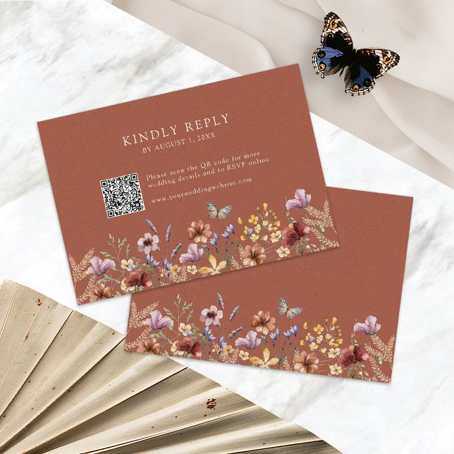 Boho Terracotta Vildblomma RSVP-kort OSA Kort (Boho Terracotta Wildflower RSVP Card QR Code with Butterfly by Painted Paperie
)