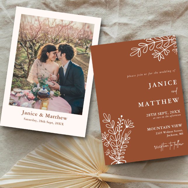 Boho Terrakotta Bränd Orange Rustik Fotobryllup Inbjudningar (Boho terracotta photo wedding invitation showcases your love with warm rustic charm.)