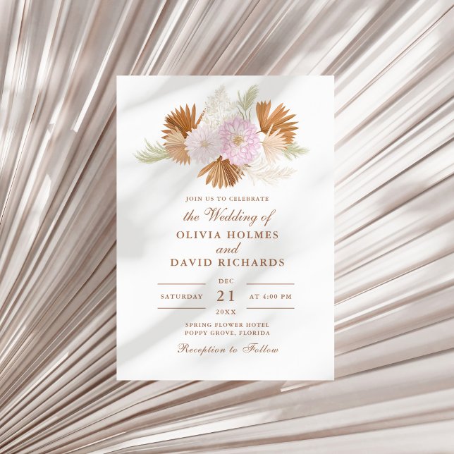 Boho Terrakotta Pampasgräs och Blommor Bröllop Inbjudningar (Boho Terracotta Pampas Grass and Flowers Wedding Invitation on a sunny neutral dry palm leaf.)