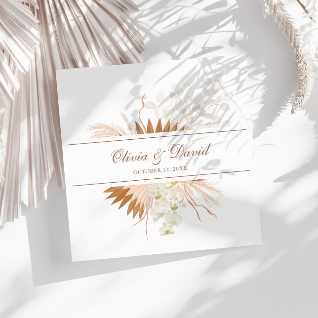 Boho Terrakotta Pampasgräs Orkidé Bröllop Pappersservett (Boho Terracotta Pampas Grass Orchid Wedding Paper Dinner Napkins on a sunny white table.)