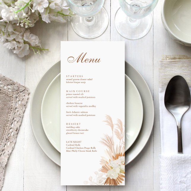 Boho Terrakotta Pampasgräs Orkidé Bröllopsmeny Meny (Boho Terracotta Pampas Grass Orchid Menu Card on a bohemian white wedding table.)