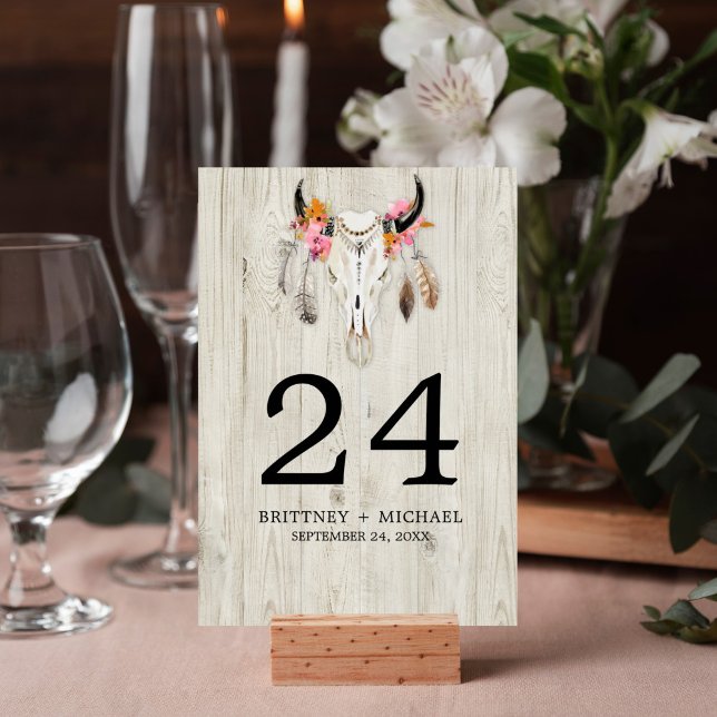 Boho-tjurkallefjädrar rustik trä-hyllning bordsnummer (Rustic wood watercolor skull design on this table number card is perfect for your wedding reception.)