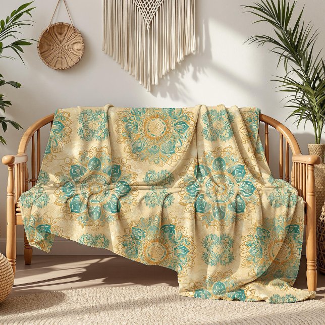 Boho Turkvoise och Sand Beige Mandala Fleecefilt (Boho Turquoise and Sand Beige Mandala Fleece Blanket on a boho rattan sofa nex to house plants)