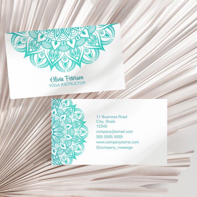 Boho Turkvoise och Teal Yoga Instructor Mandala Visitkort (Boho Turquoise and Teal Yoga Instructor Mandala Business Card on a dry palm leaf.)