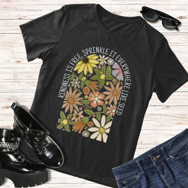 Boho Vild Flowers Kindness är Free Vår Blommigt T Shirt (Skapare uppladdad)