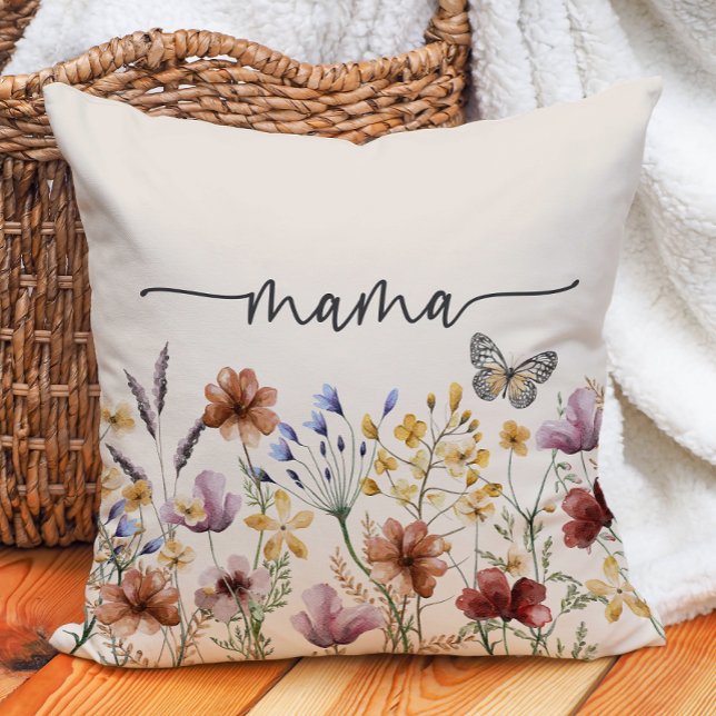 Boho Vilda Blommor Mamma Kudde (Boho Wildflowers Mama Throw Pillow with Butterfly by Painted Paperie
)