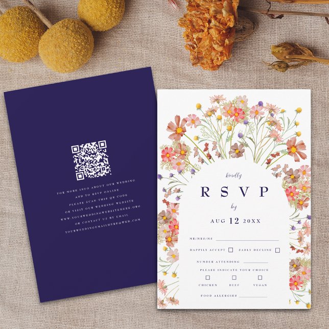 Boho Vildblomma Rustik Blommig Båge Marinblå OSA Kort (Boho fall rustic wildflower floral arch navy blue and white wedding rsvp qr code card)