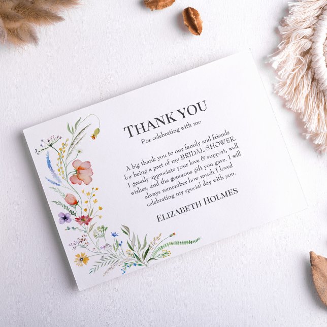 Boho Vildblommeäng Bröllopsfest Tack Kort (Boho Wildflower Meadow Bridal Shower Thank You Card on a table with neutral boho decor.
)