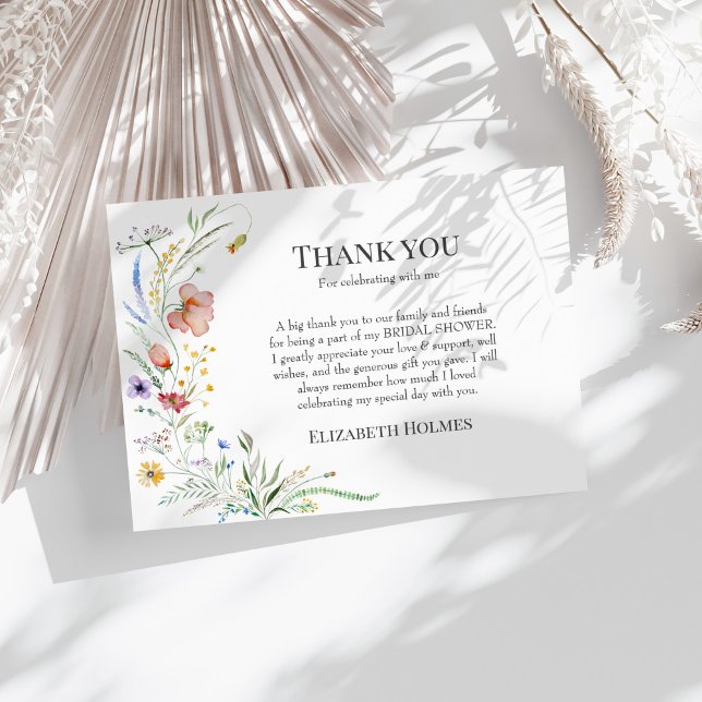 Boho Vildblommeäng Bröllopsfestival Tack Kort (Boho Wildflower Meadow Bridal Shower Thank You Card on a sunny white table with neutral dry flowers)