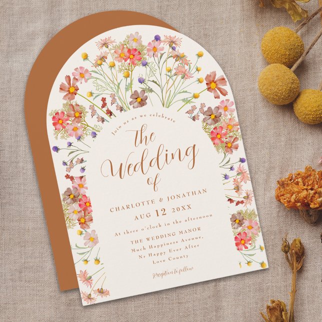 Boho Vildblommebåge Terrakotta Höstbröllop Inbjudningar (Boho wildflower arch terracotta burnt orange fall wedding invitation with elegant script)