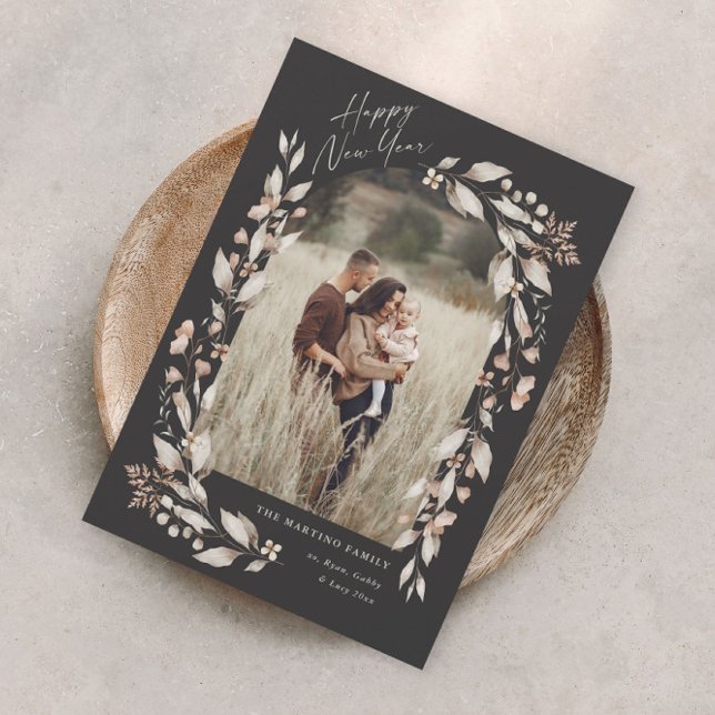 Boho vildblommig båge foto nyår (Boho wildflower arch photo new years card with elegant script and hand painted watercolor foliage.)
