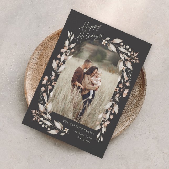 Boho vildblommig valv fotokväll jul julkort (Boho wildflower arch photo holiday card with elegant happy holidays script.)